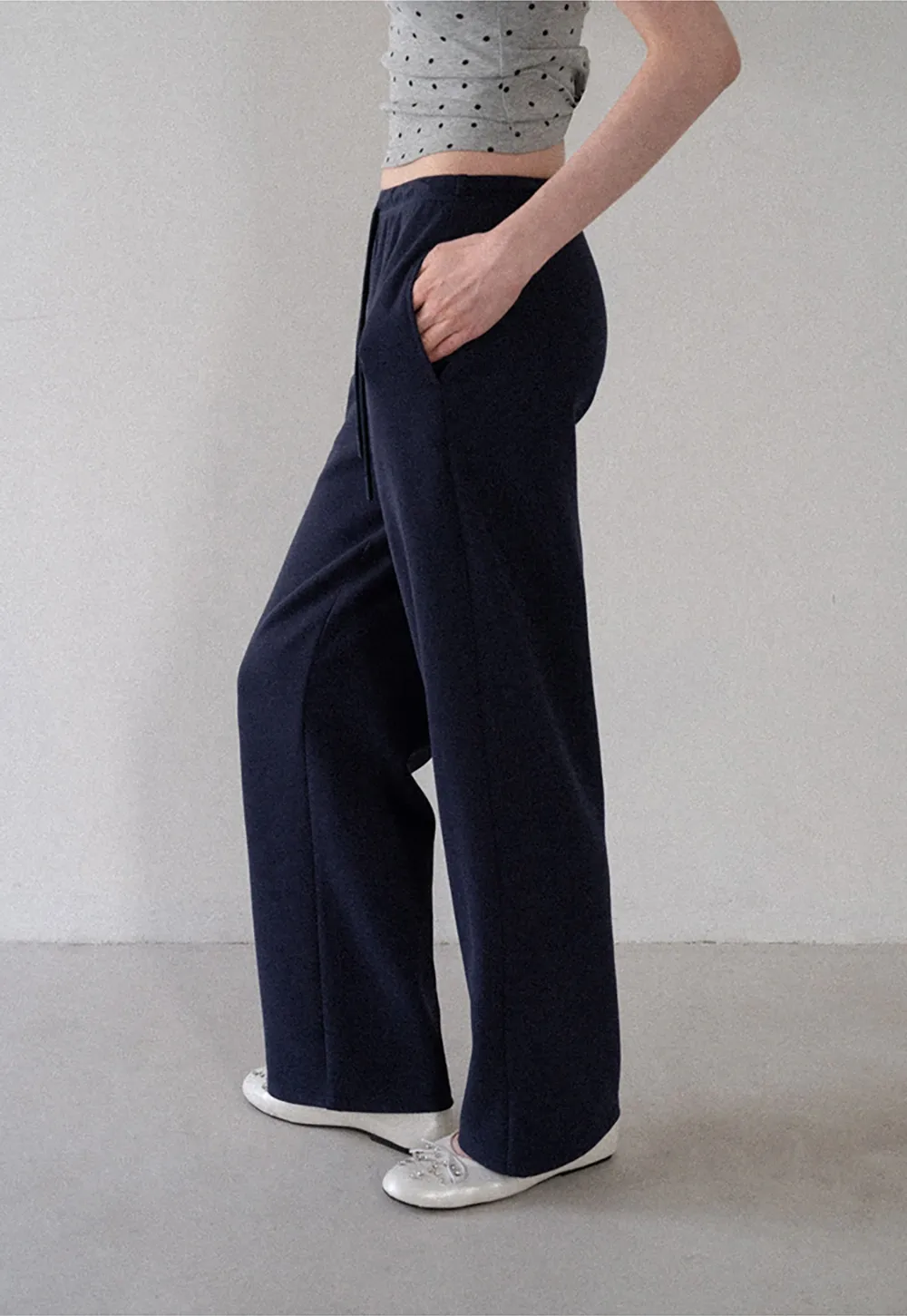 Freizeithose mit hohem Bund und Kordelzug, ausgestelltem Bein