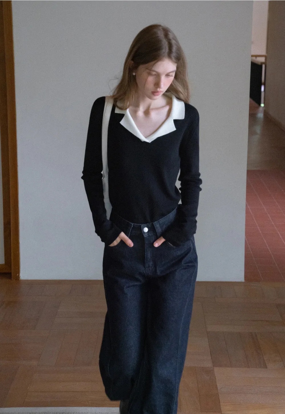 Elegant V-Neck Knit Top with Contrast Lapel Collar