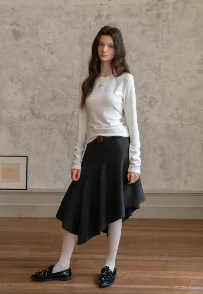 Women Simple Long Sleeve Knit Top with Logo Patch