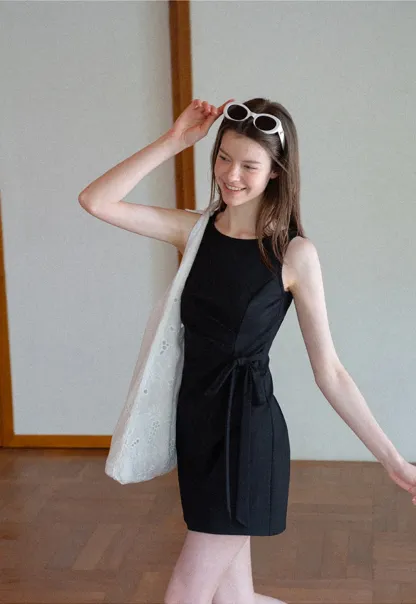 Robe mini sans manches à détail cache-cœur