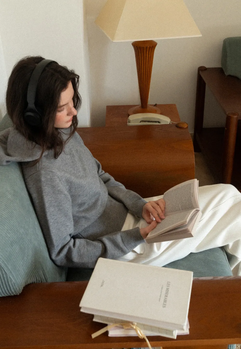 Fashionable Grey Sweater with Hood and Ribbed Trim