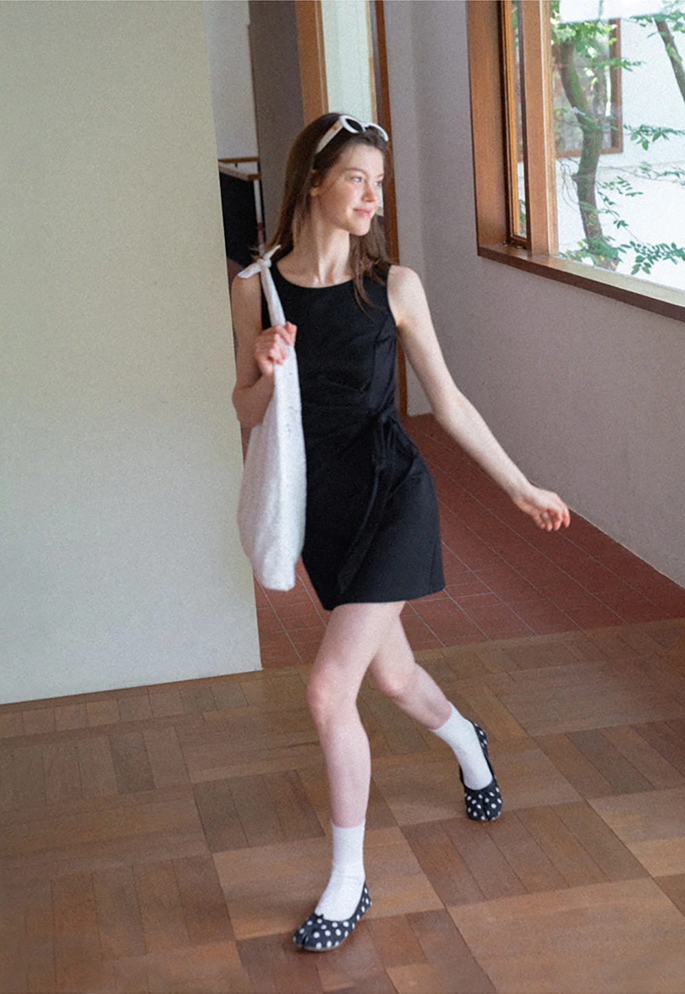Robe mini sans manches à détail cache-cœur