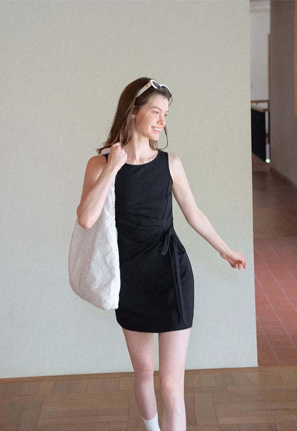 Robe mini sans manches à détail cache-cœur