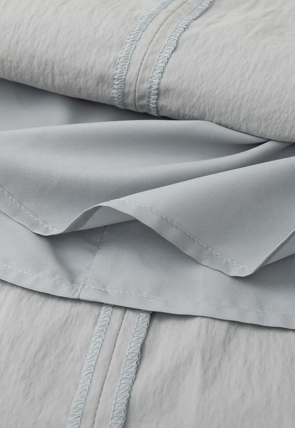 Sleeveless dress with Peter Pan collar and bow detail