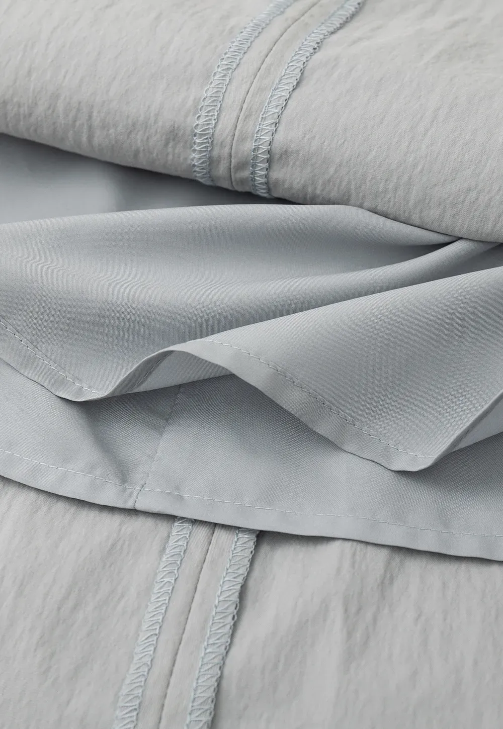 Sleeveless dress with Peter Pan collar and bow detail