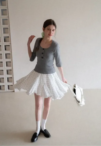 Woolen knit sweater with ribbed hem and cuffs