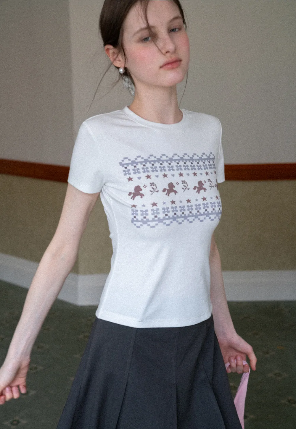 Short sleeve t shirt with embroidered pattern band