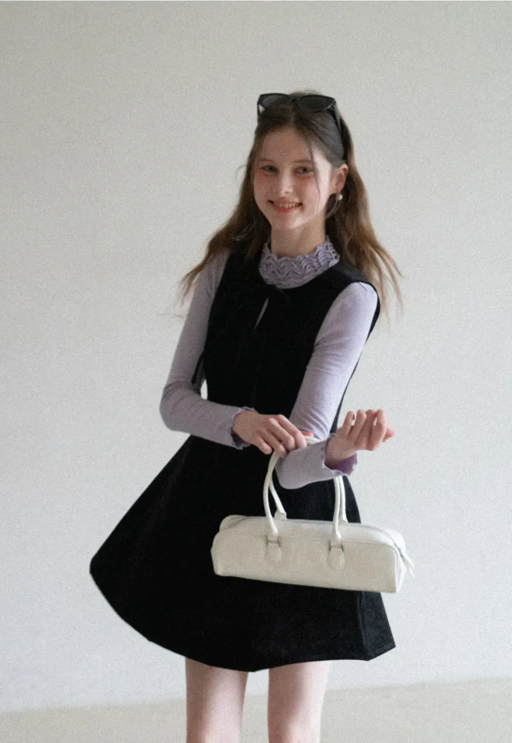 Elegant sleeveless dress with ruffled collar and bow tie design