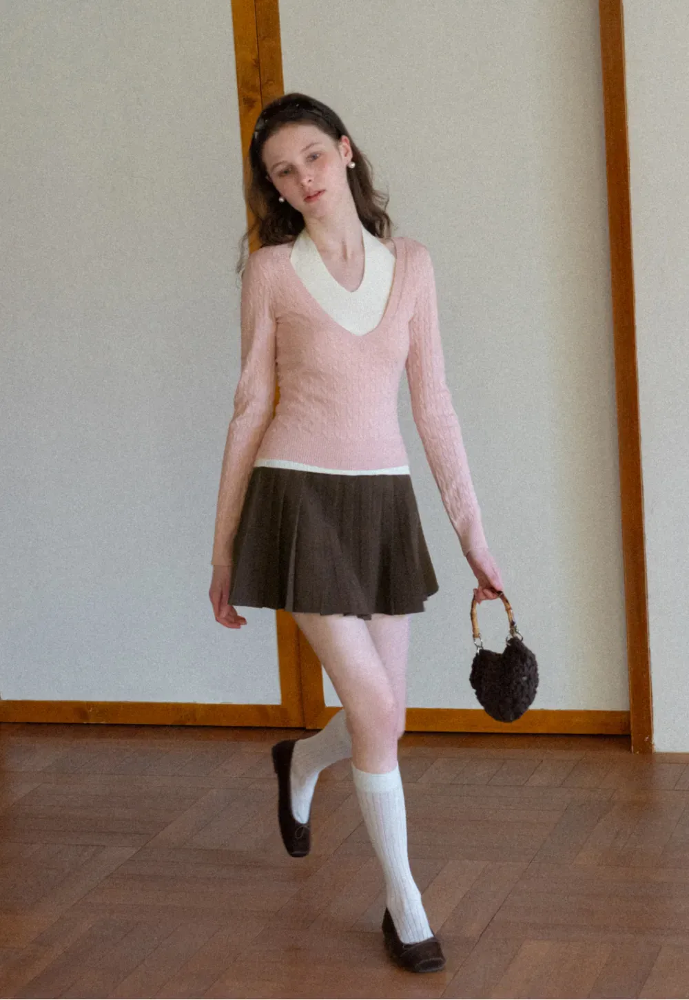 Pleated skirt with white waistband and ribbed texture