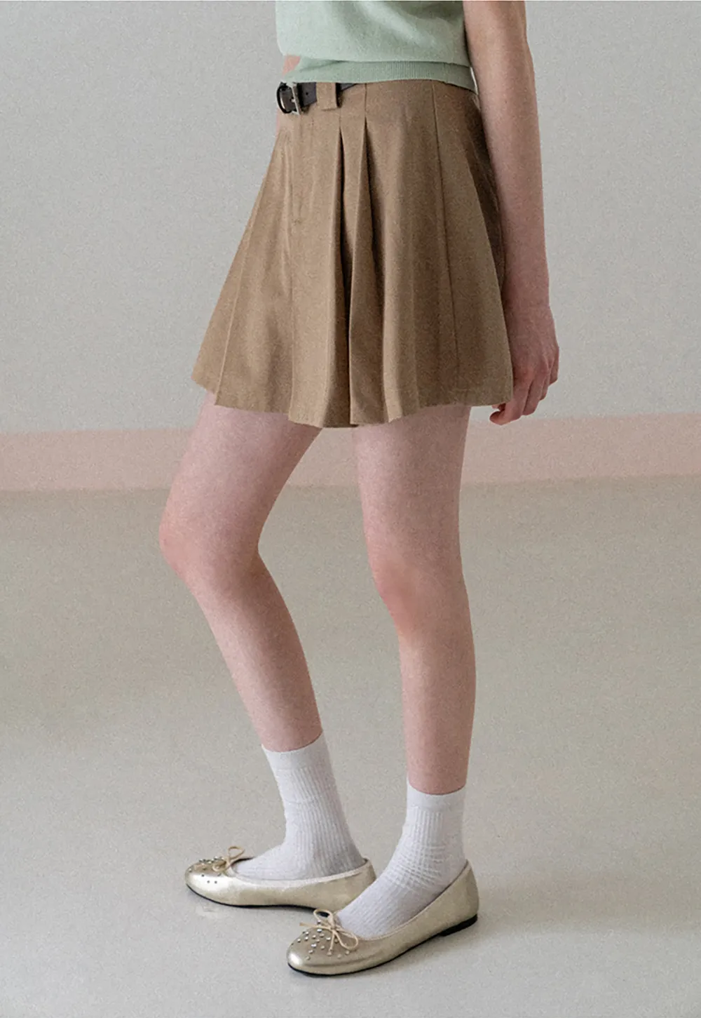 Pleated short skirt with belt loop and buckle