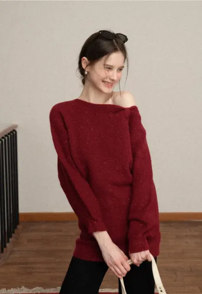 Elegant knit dress with long sleeves and round neckline