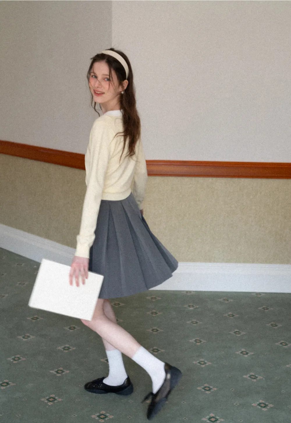 V Neck Knit Sweater with Contrast Collar