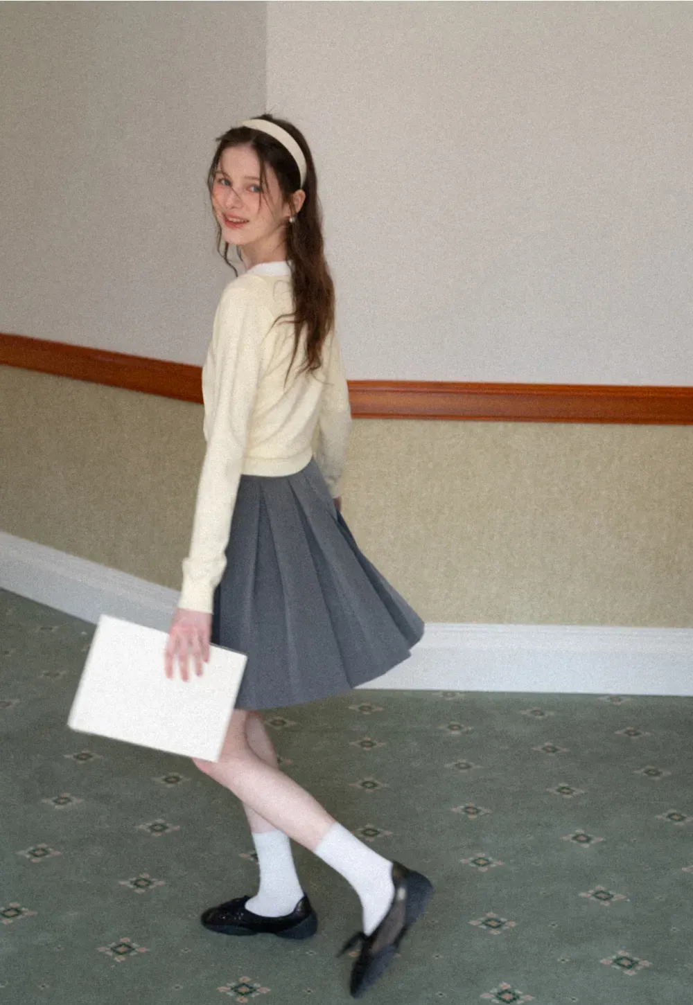 V Neck Knit Sweater with Contrast Collar