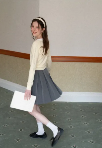 V Neck Knit Sweater with Contrast Collar