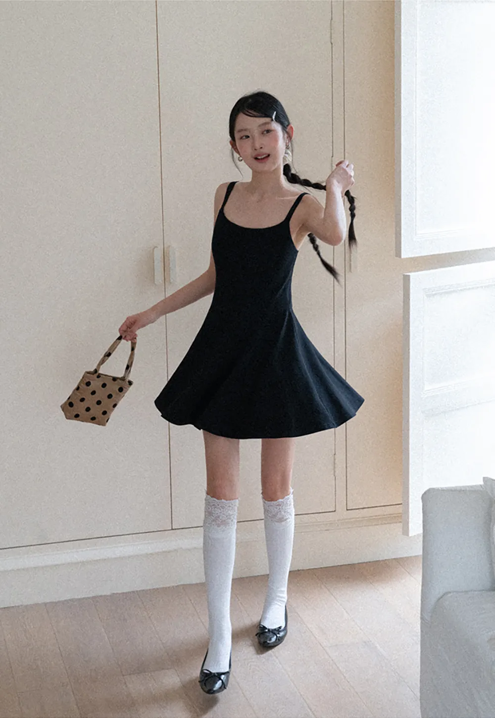 Sleeveless dress with thin straps and flared skirt