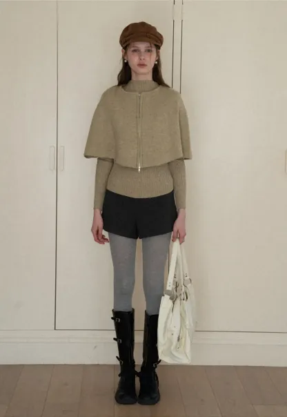 High waist tailored shorts with front pockets and zipper closure