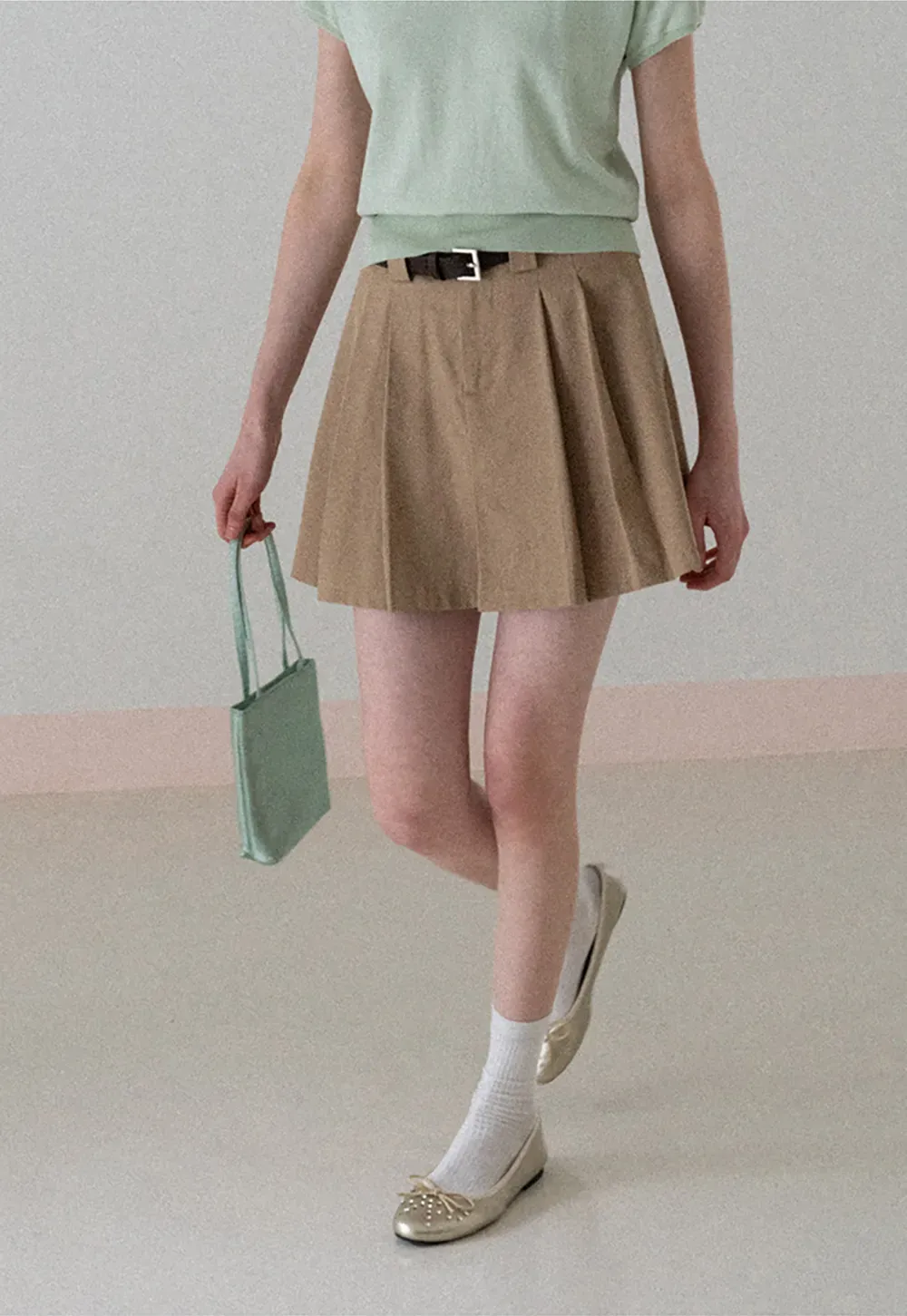 Pleated short skirt with belt loop and buckle