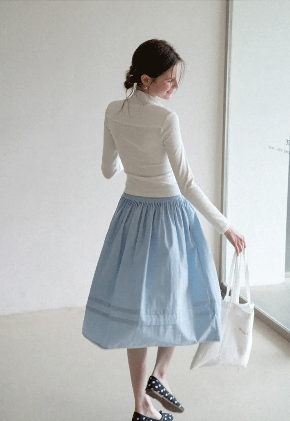 Lightweight pleated midi skirt with elastic waist