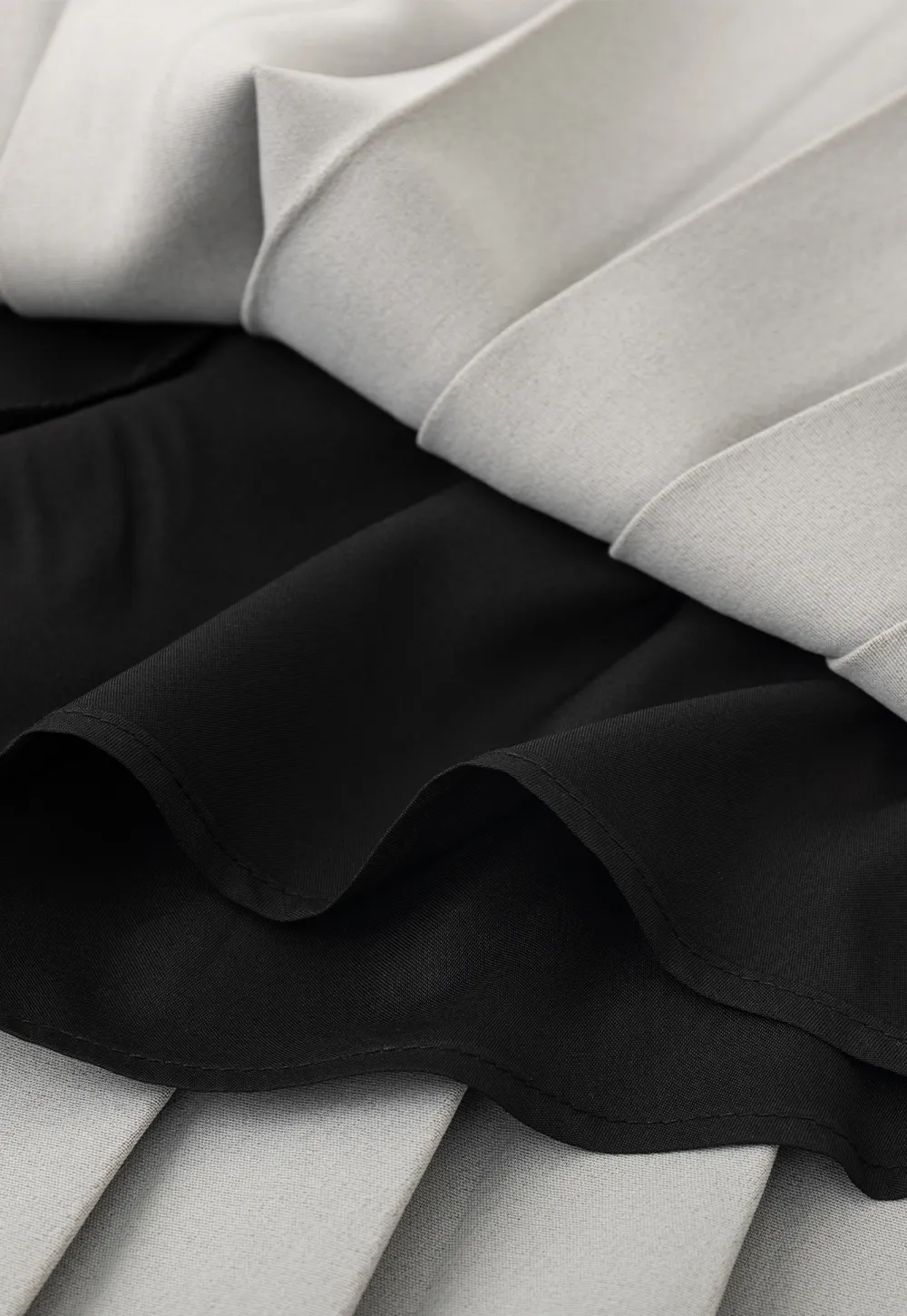 Pleated skirt with white waistband and ribbed texture