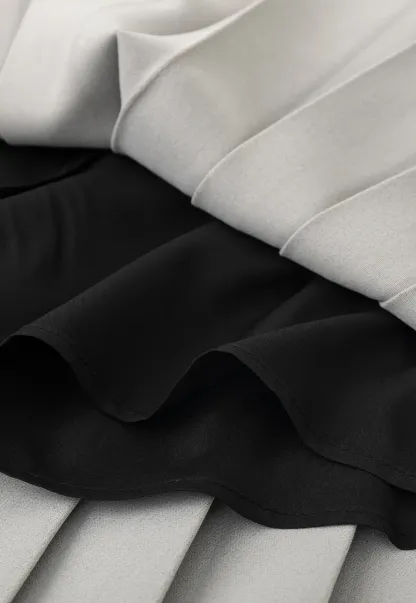 Pleated skirt with white waistband and ribbed texture