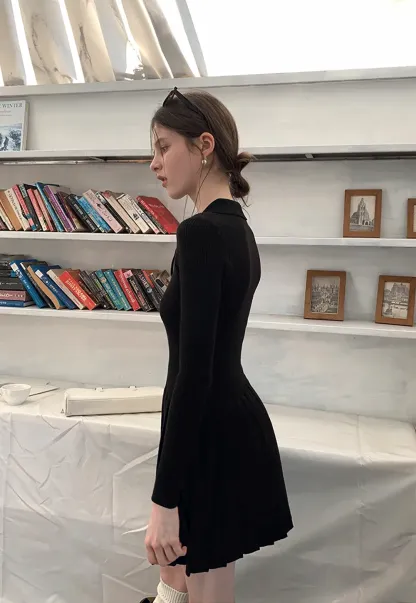 Elegant Knit Dress with Bow Detail and Flared Hem