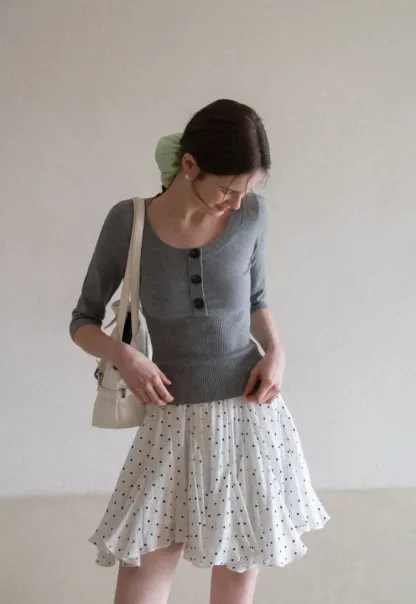 Woolen knit sweater with ribbed hem and cuffs