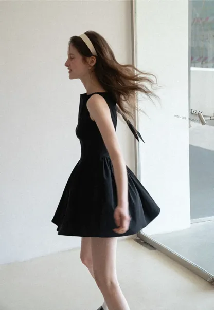 Sleeveless dress with back bow detail