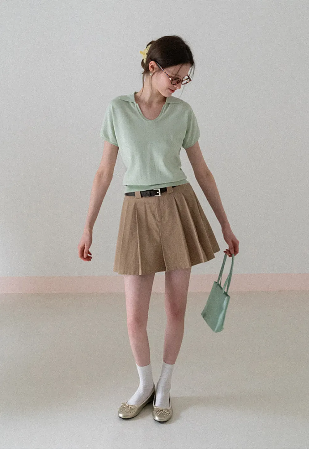 Pleated short skirt with belt loop and buckle