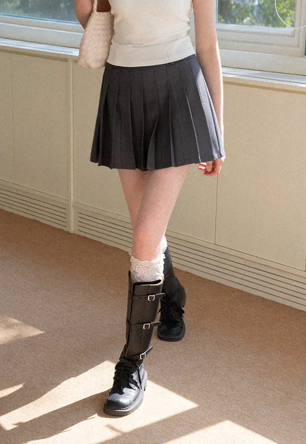 Pleated skirt with high waist and flared hem