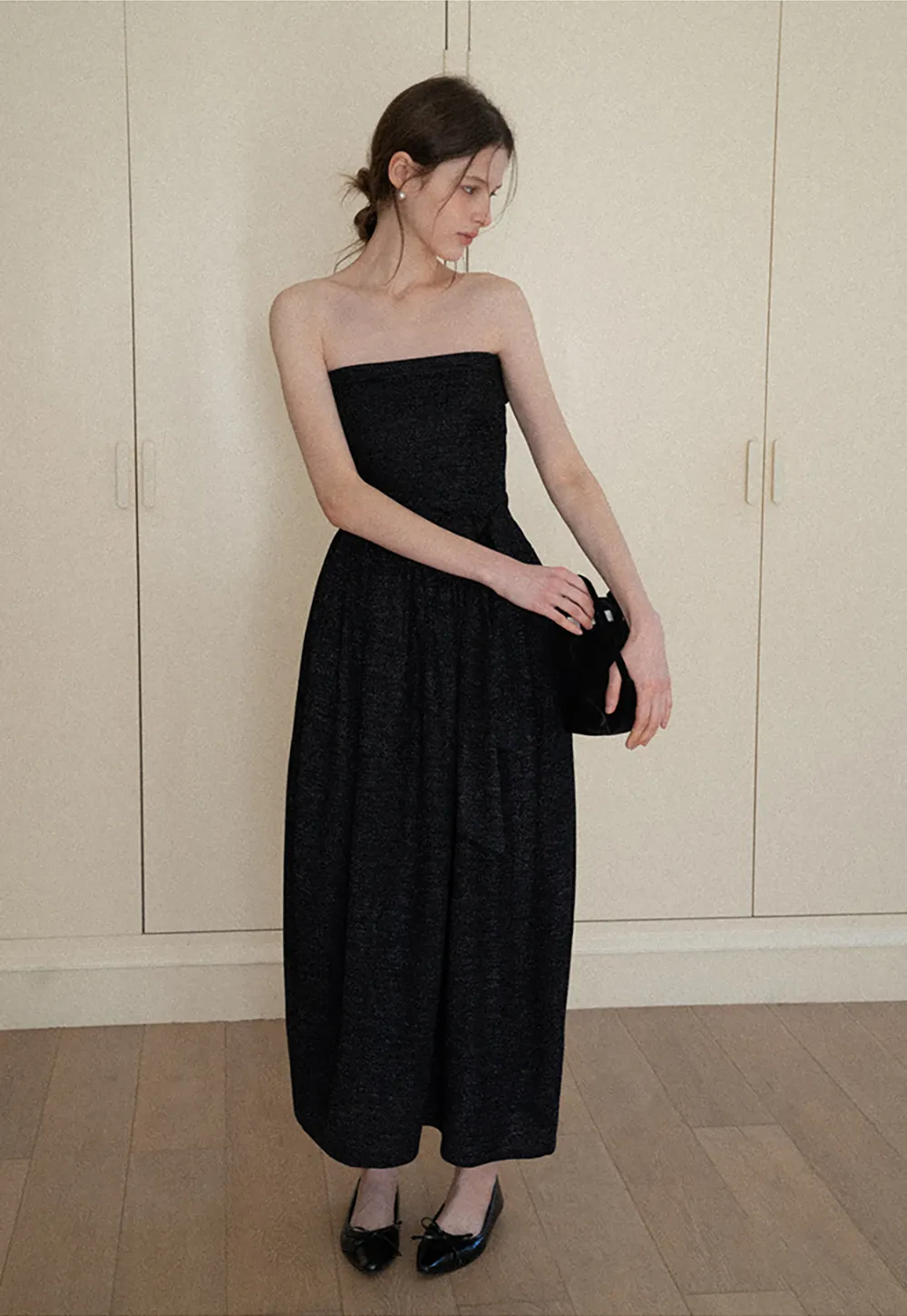 Elegant strapless midi dress with flowing skirt and textured fabric