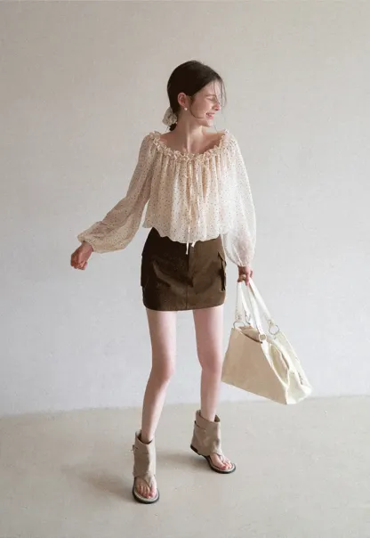 Short skirt with side pocket and structured waist