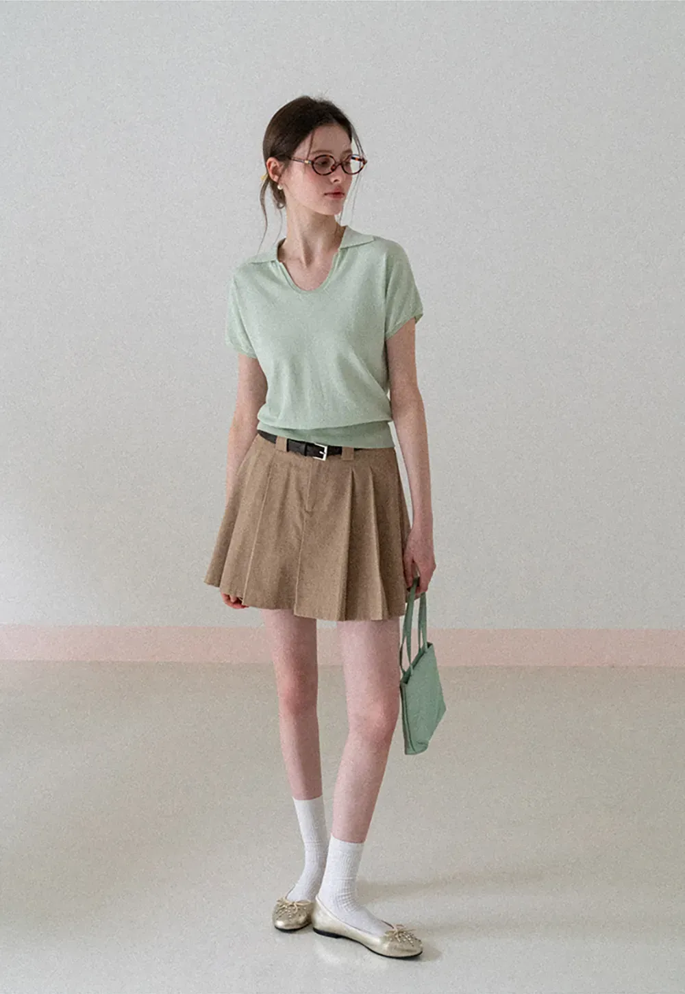 Pleated short skirt with belt loop and buckle