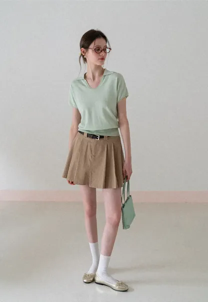 Pleated short skirt with belt loop and buckle