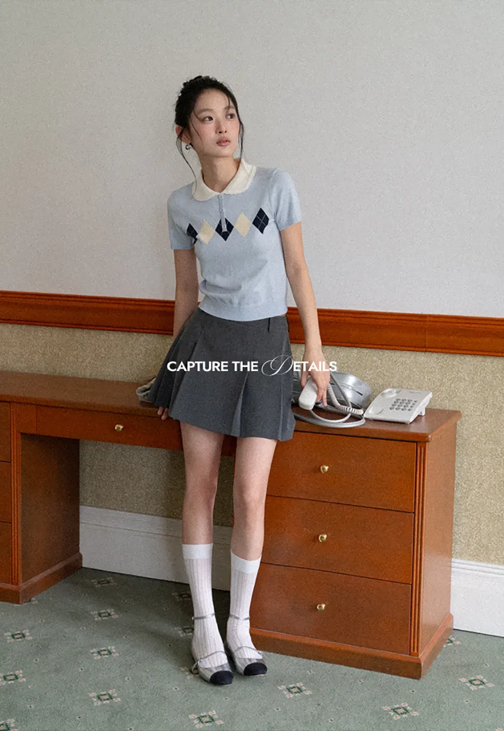Knitted Short Sleeve Sweater with Collar and Diamond Pattern