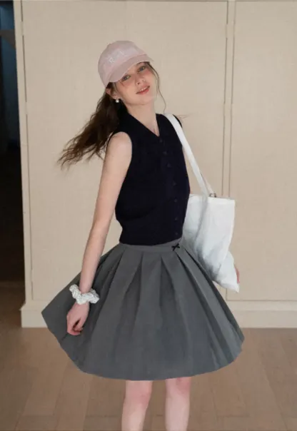 Sleeveless Knit Top with Collar and Buttons