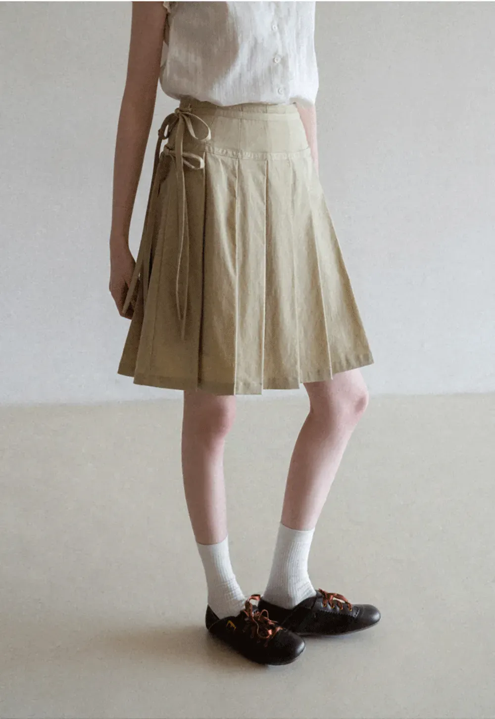 Pleated skirt with side tie waistband