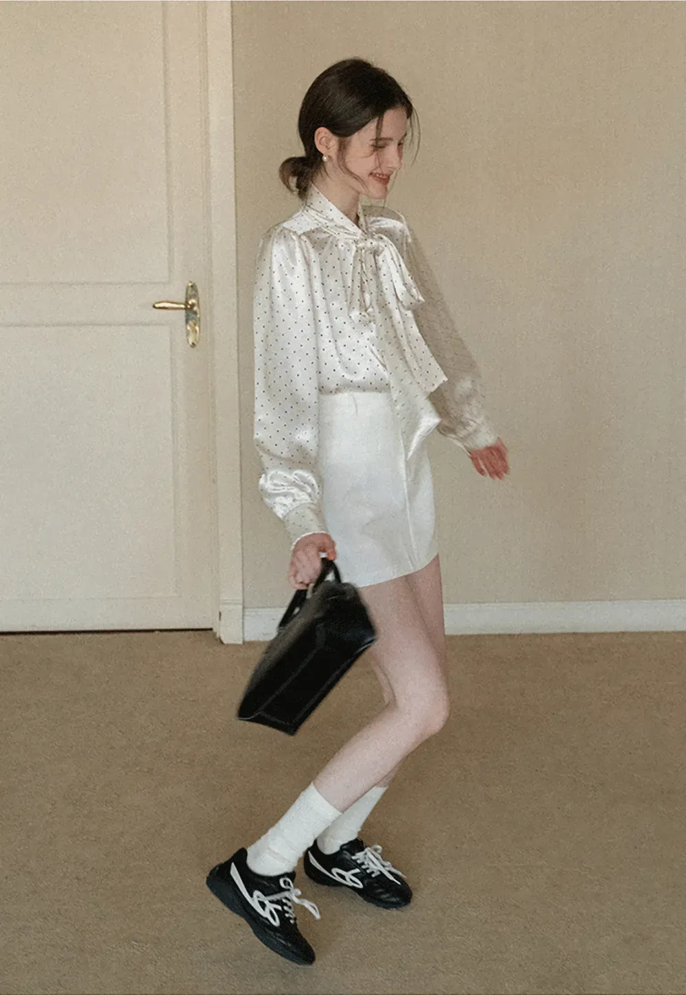 Elegant blouse with bow collar and long sleeves