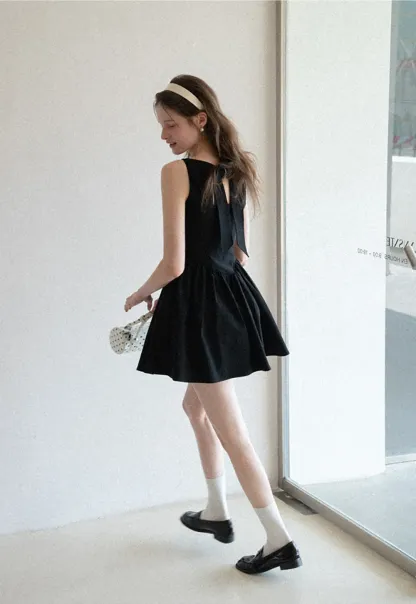Sleeveless dress with back bow detail
