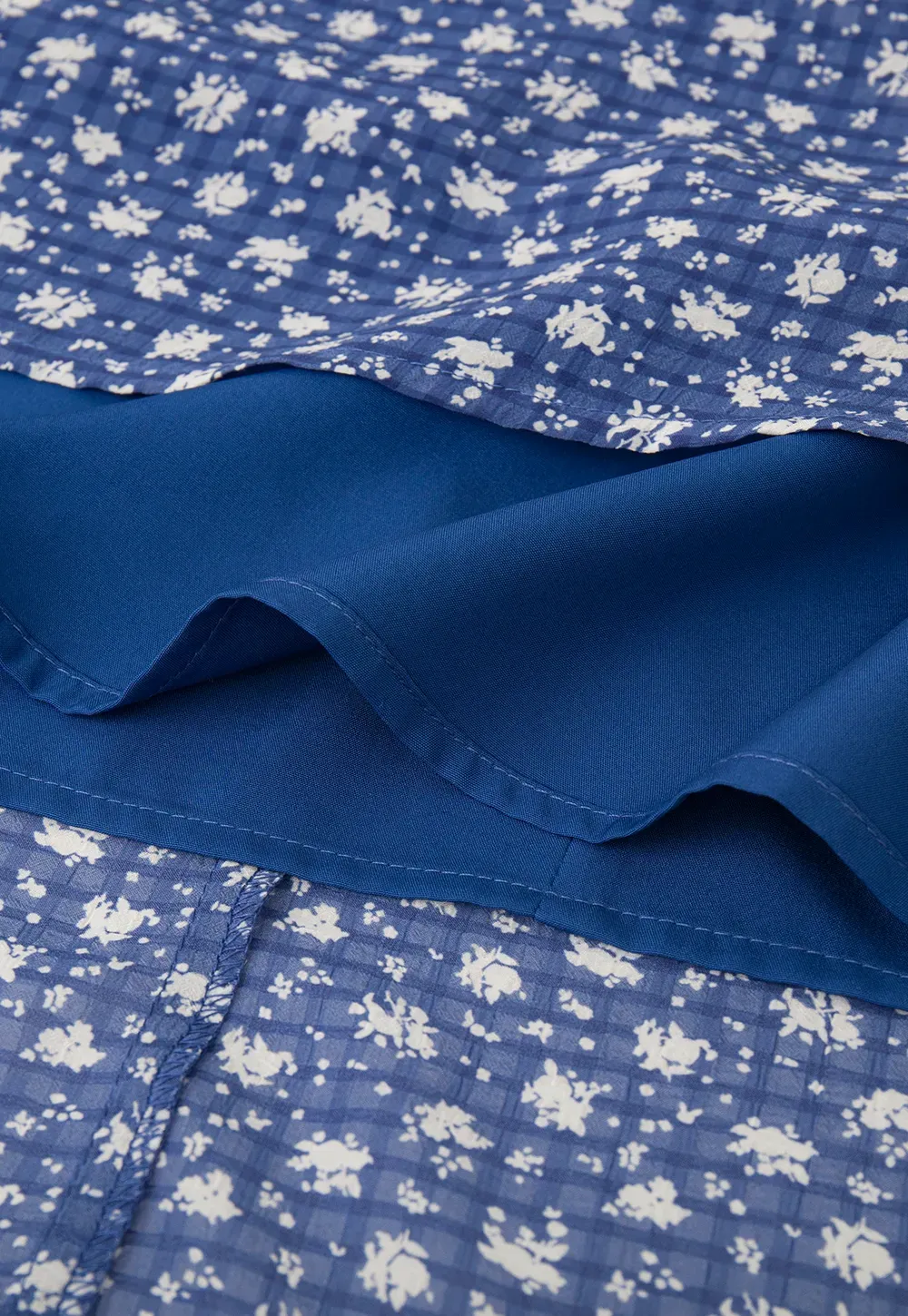 Halter neck dress with floral print and lace trim