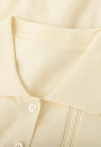 Sleeveless Knit Top with Collar and Buttons