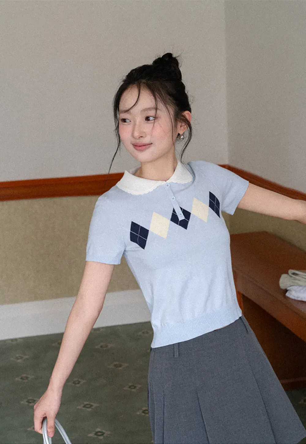 Knitted Short Sleeve Sweater with Collar and Diamond Pattern