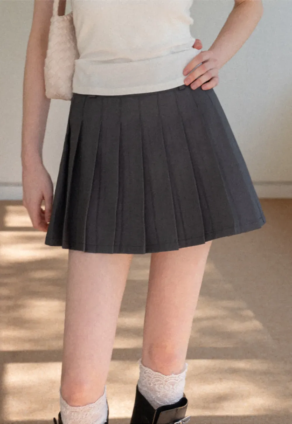 Pleated skirt with high waist and flared hem