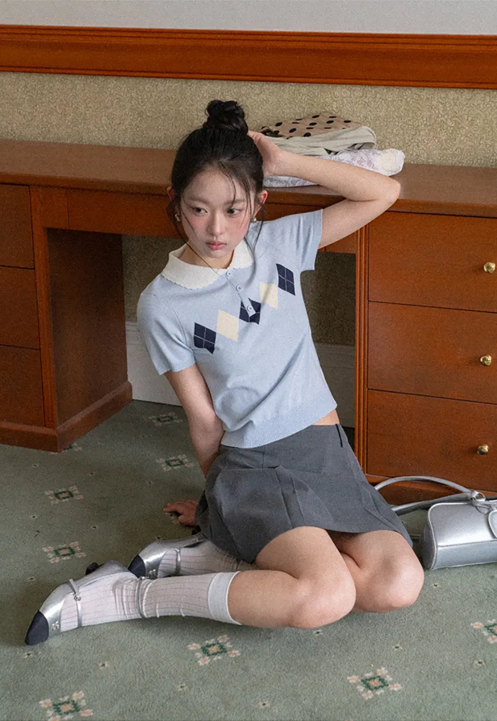 Knitted Short Sleeve Sweater with Collar and Diamond Pattern