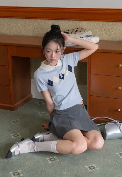 Knitted Short Sleeve Sweater with Collar and Diamond Pattern