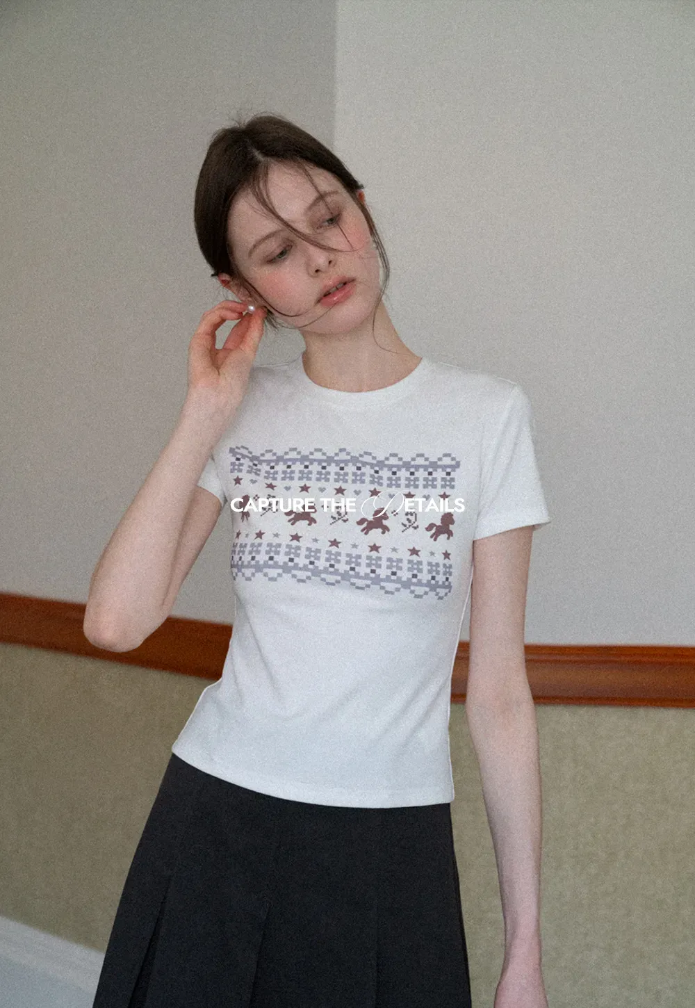 Short sleeve t shirt with embroidered pattern band