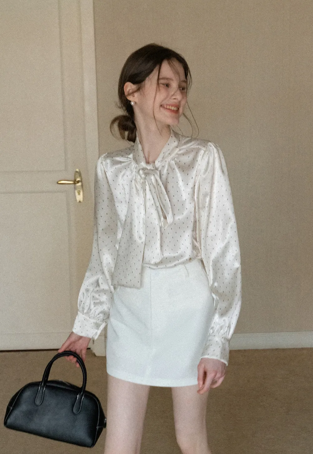 Elegant blouse with bow collar and long sleeves