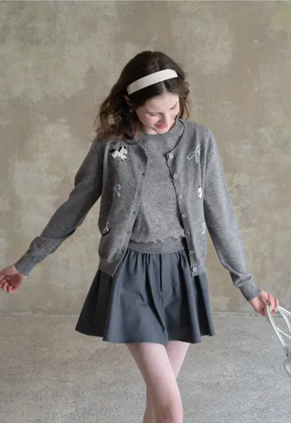 Woolen knit sweater with horse and bow motifs