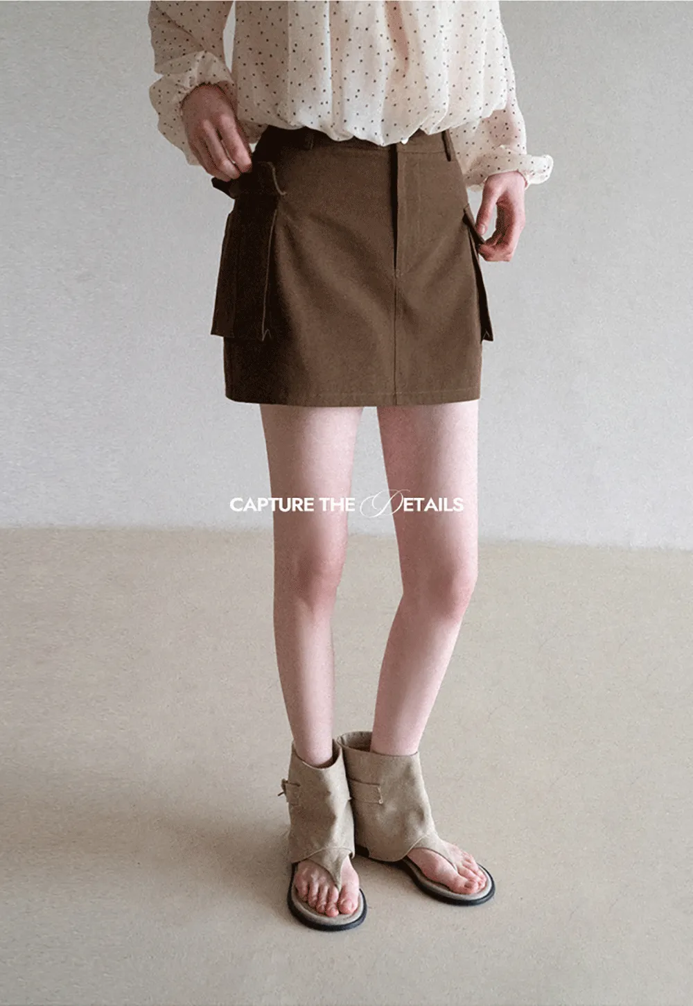 Short skirt with side pocket and structured waist