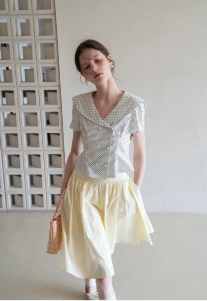 Polka dot short sleeve shirt with collar and buttons