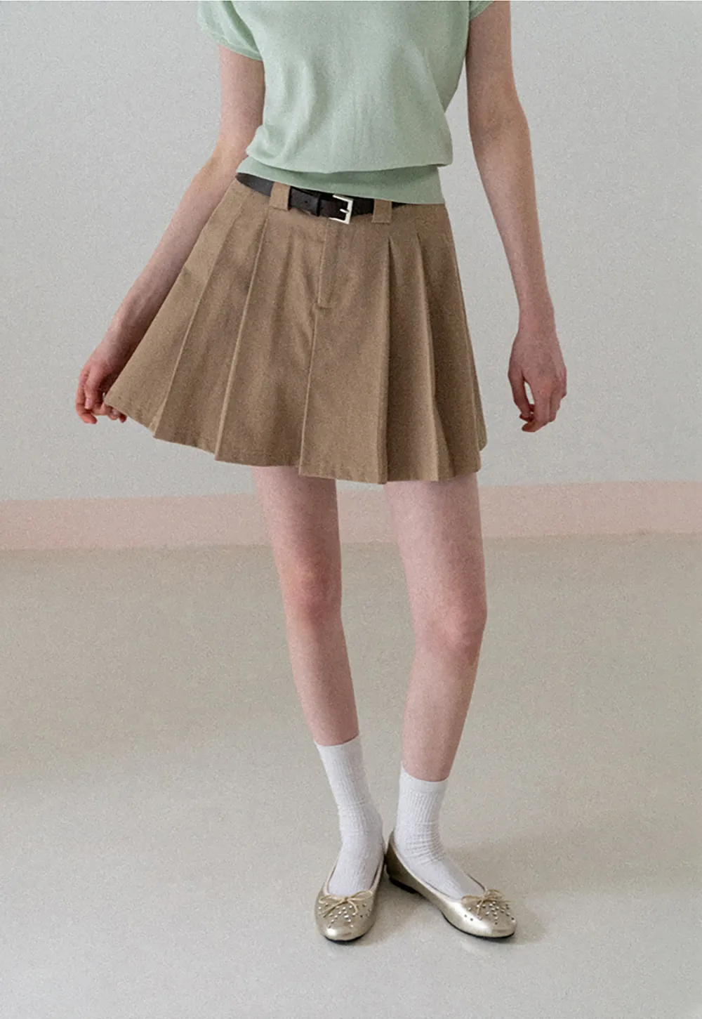 Pleated short skirt with belt loop and buckle